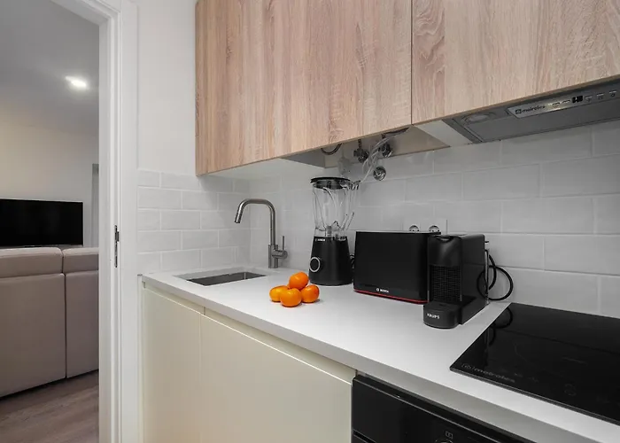 Whome Explore From A Cozy Base In Alfama *