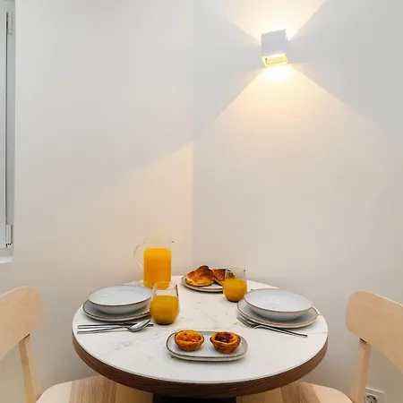 Whome Explore From A Cozy Base In Alfama 아파트