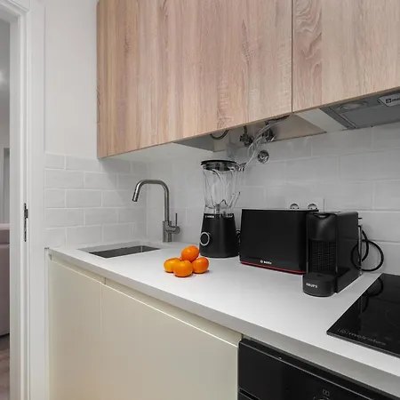 Whome Explore From A Cozy Base In Alfama *